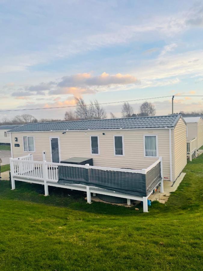 The Sunflower Luxury Caravan At Tattersall Lakes Hotel Tattershall Bagian luar foto