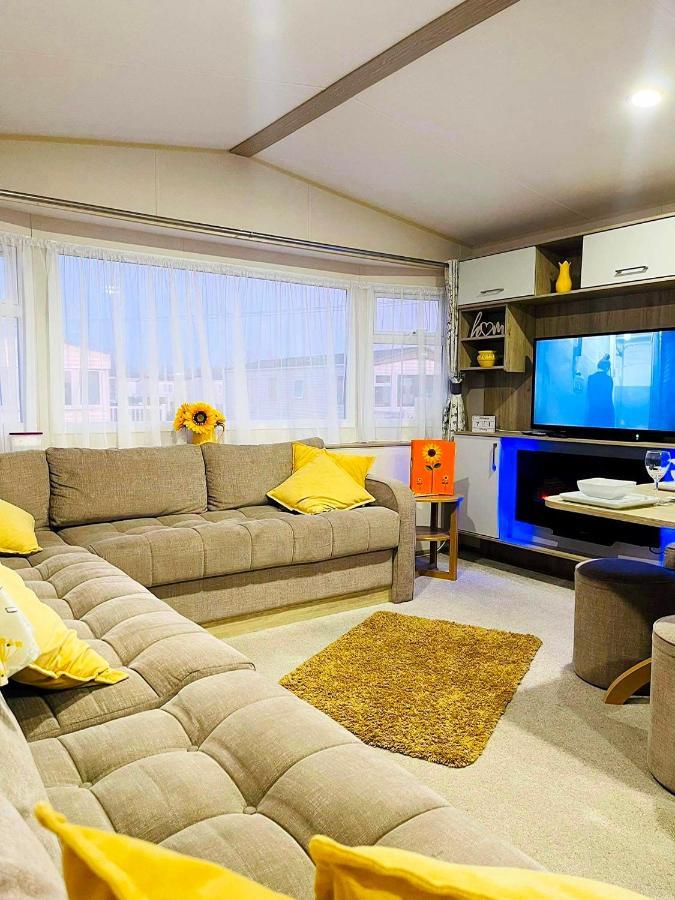The Sunflower Luxury Caravan At Tattersall Lakes Hotel Tattershall Bagian luar foto